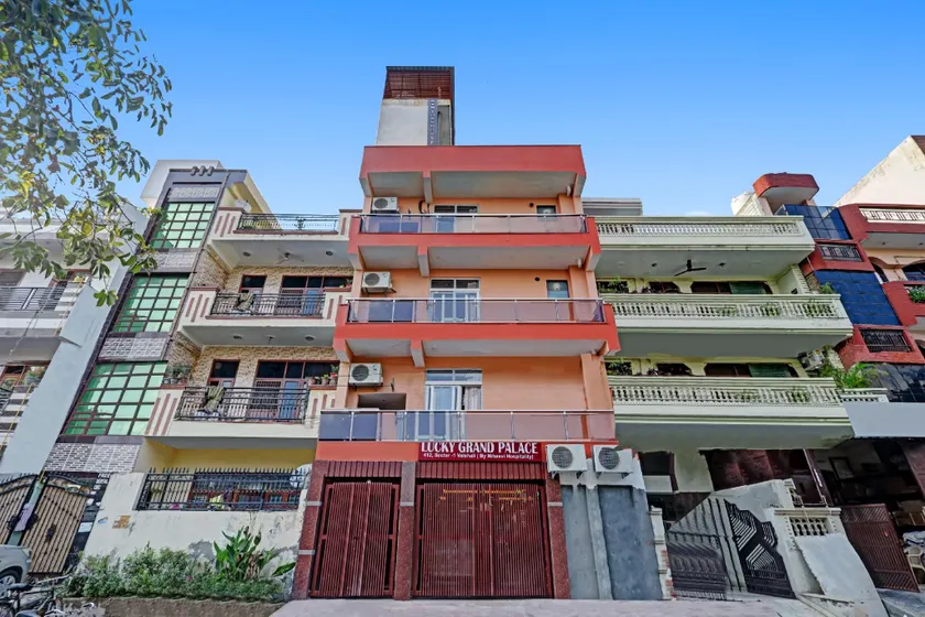 Townhouse Lucky Grand Palace - Image 1