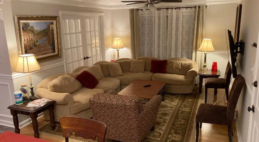 Secluded 3 bed 2 bath condo in Athens close to Five-Points - Image 1