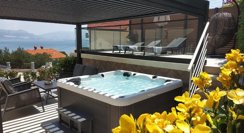 Villa Madu --- entire private villa with jacuzzi - Image 1