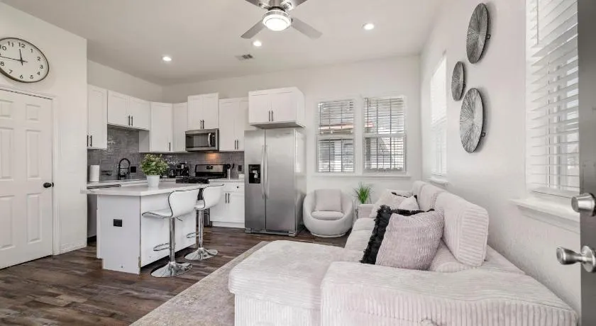 Modern and Serene Oasis Mins from Downtown Houston - Image 1
