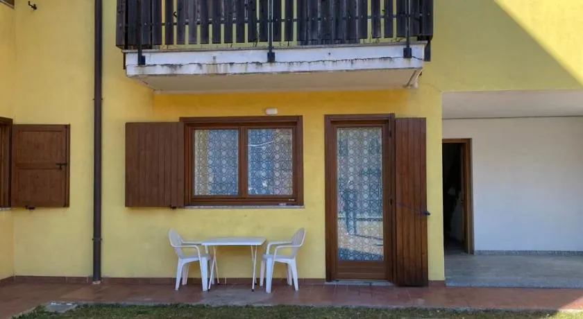 yellow house - Image 1