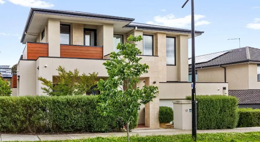 Spacious 4BR Home Steps to Buses Westfield Doncaster - Image 1