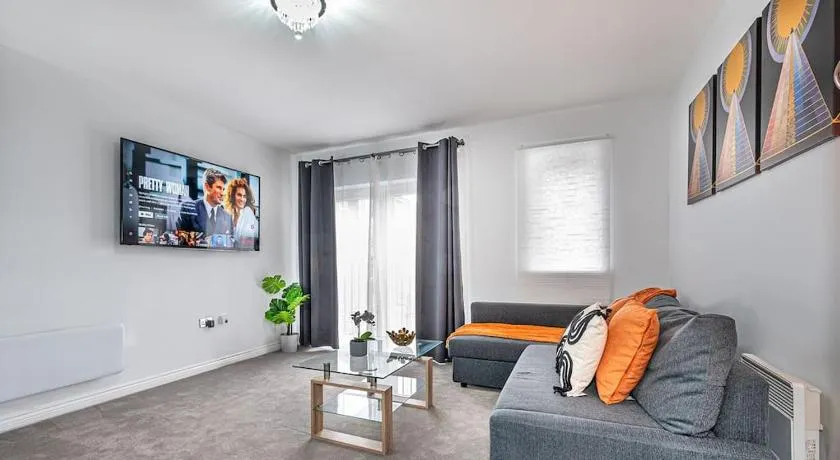 Reading 2-Bed Apartment & Parking - Image 1