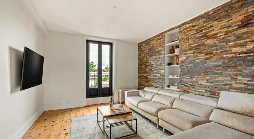 Elegant Cozy Apartment for 4 - Image 1
