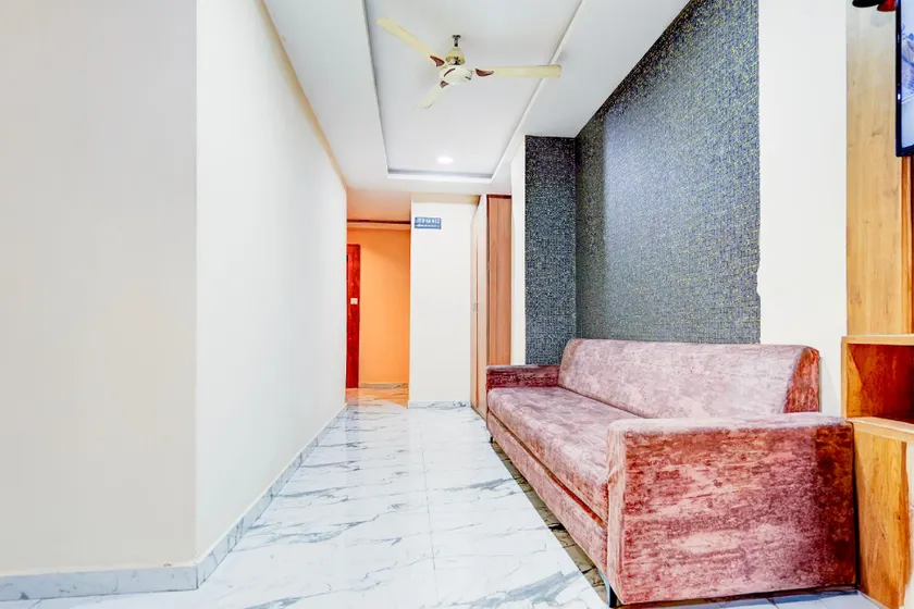 Hotel O Royal King - Image 1