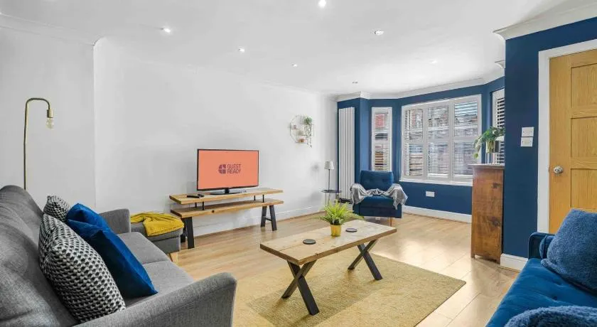 GuestReady - Charming Retreat in Trafford - Image 1