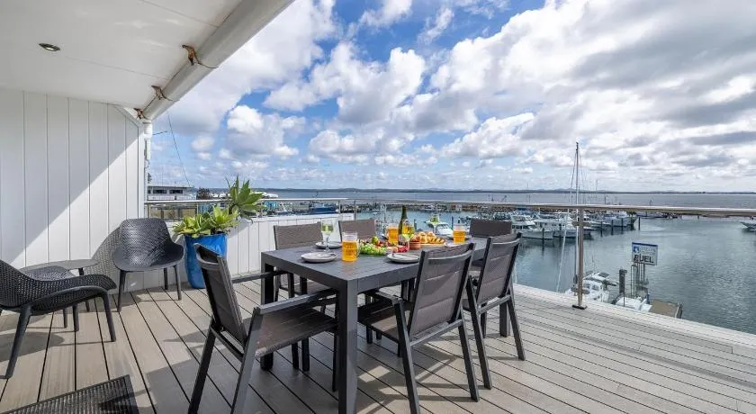 Crows Nest Marina View Apartment, 6 Teramby Rd - waterfront, WiFi, Aircon, Marina - Image 1