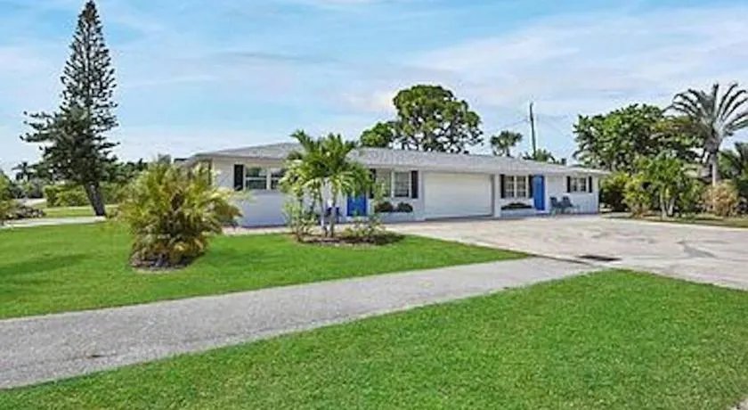 699 BEACH OASIS,WALK,BIKE TO BEACH, FENCED BACKYARD, Large Driveway - Image 1