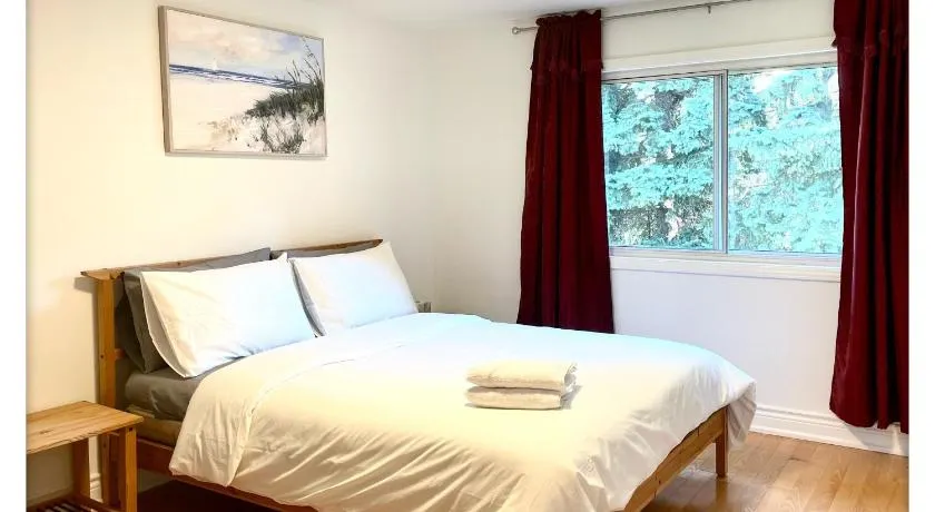 Cozy Queen room with Shared Bath near Seneca Donmills Finch - Image 1
