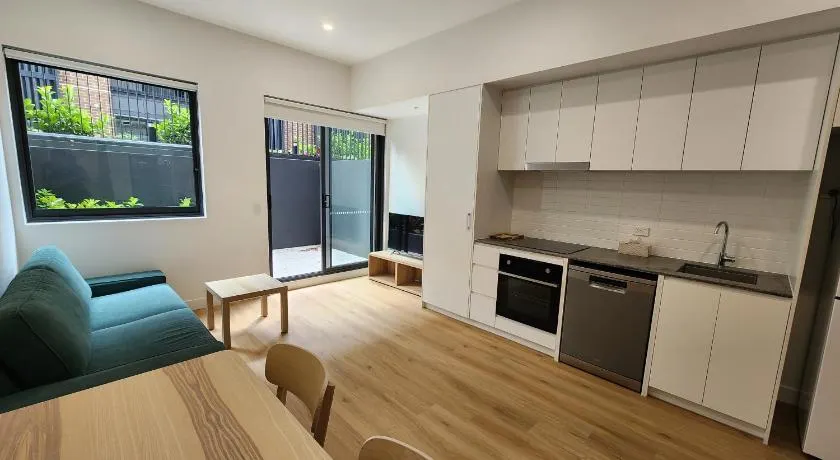 Cosy Unit Near Light Rail - Image 1