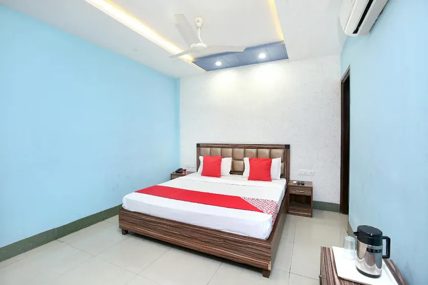 15030 Hotel ESS PEE Grand - Image 1