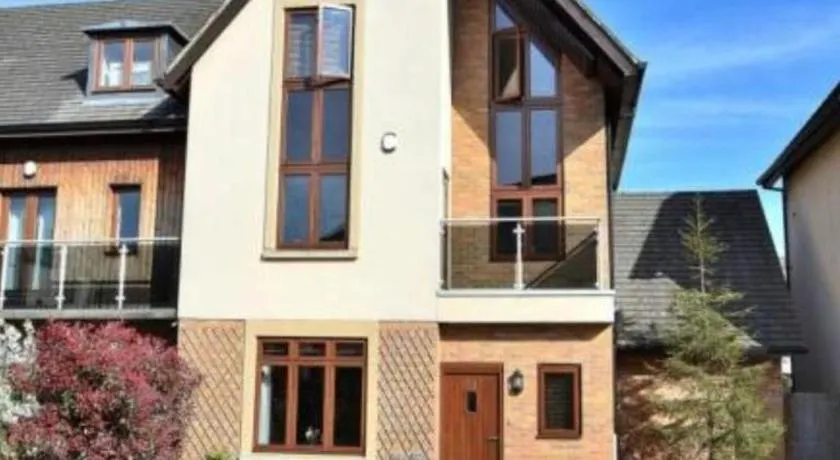 Bewdley House • 4 Bedroom 3 Bathroom • Balcony • Free Parking • Smart TVs • Yoko Property - Image 1