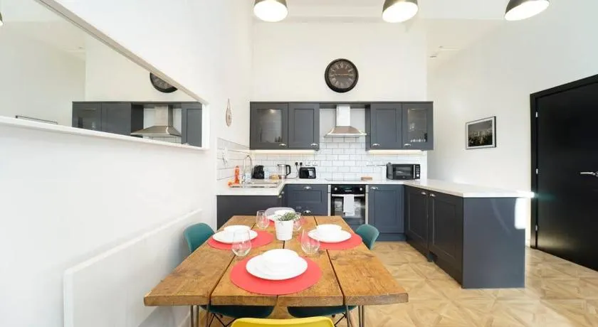 Spacious 2 bedroom city centre apartment - Image 1