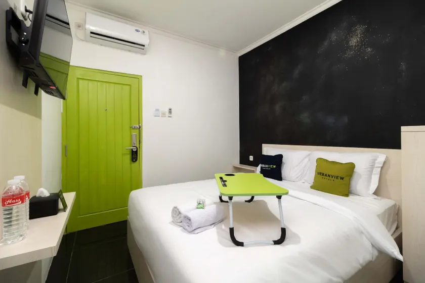 Urbanview Hotel Bizhome Artha Gading Boulevard by RedDoorz - Image 1