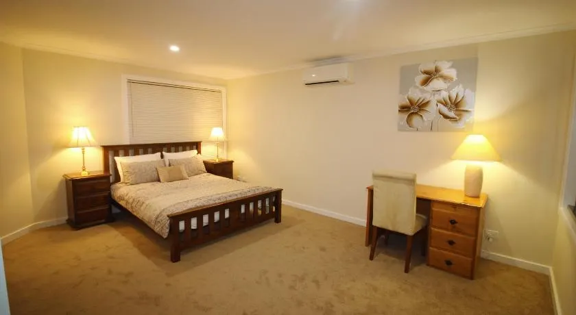 Silver House - Melbourne Airport Accommodation - 7 Minutes from Melbourne Airport - Image 1
