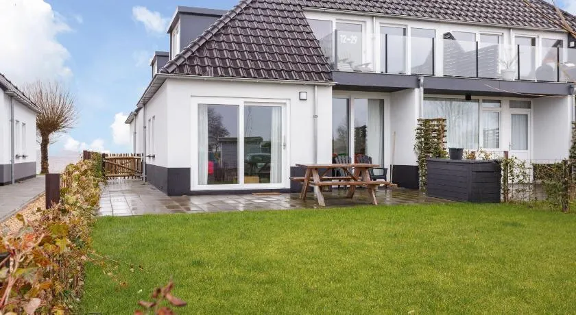 Welcome in - Beneden appartement direct aan het Sneekermeer met tuin - Image 1