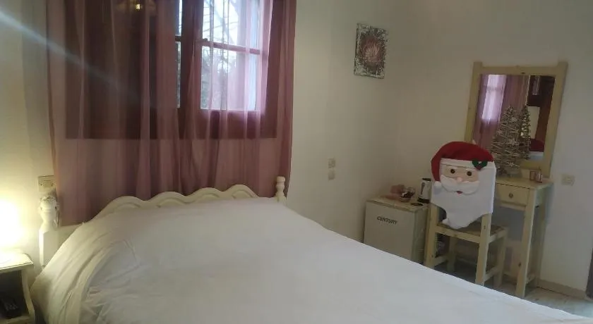 Traditional Cozy Room - Image 1