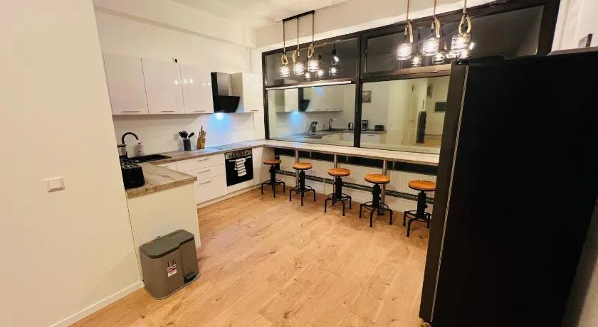Big Apartment l 18 Beds l Free Parking l WiFi l - Image 1
