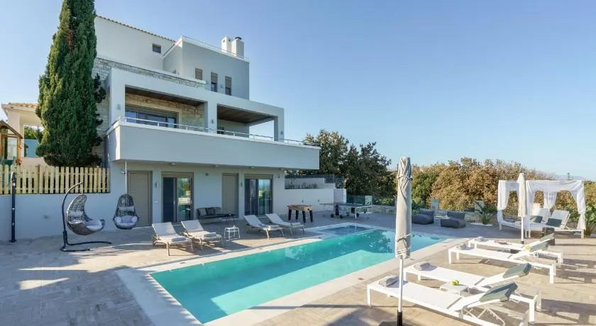 Free Breakfast at Oak Luxury villa with heated pool, Playground and Pool table - Image 1