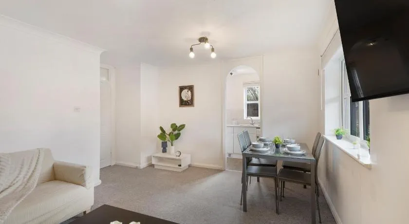 Close to Elstree Spacious One Bedroom Long Stay Welcome - Image 1