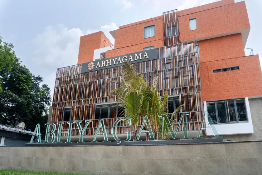 Abhyagama Hotel - Image 1