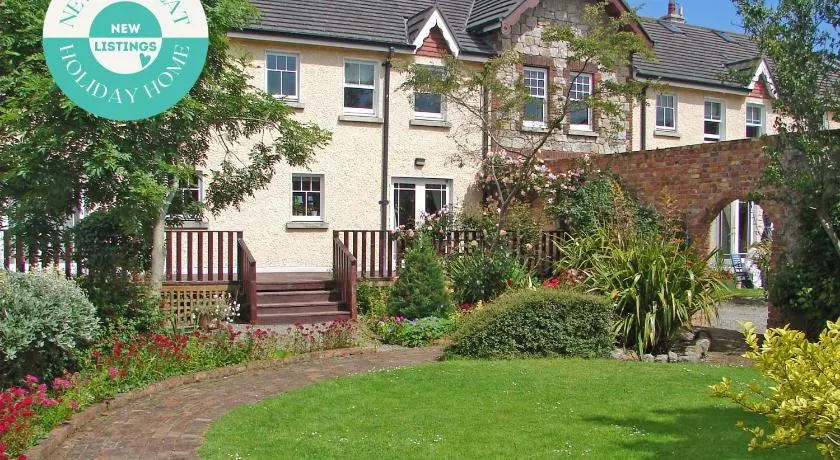 Courtyard Holiday Cottage No 8 by Trident Holiday Homes - Image 1