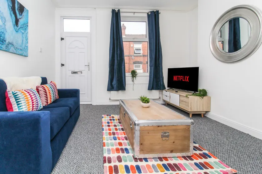 Modern St Helens House Sleeps 6 - Image 1