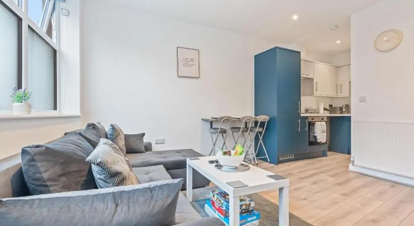 Modern 2 Bedroom Apartment in City Centre Free Parking with Fast WiFi Near Arena - Image 1