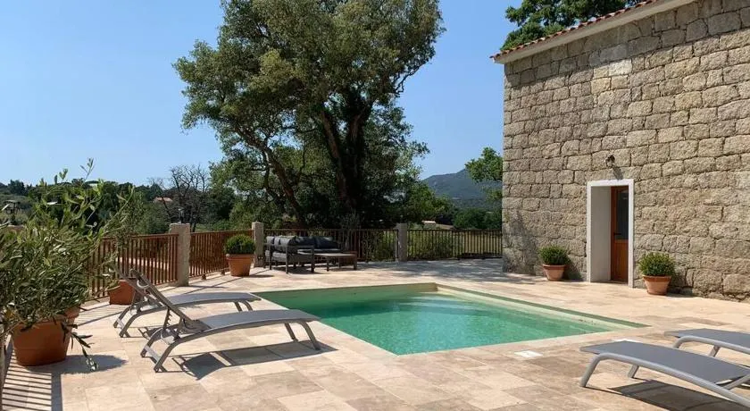 Maison typique de campagne au cœur de la nature . - Image 1