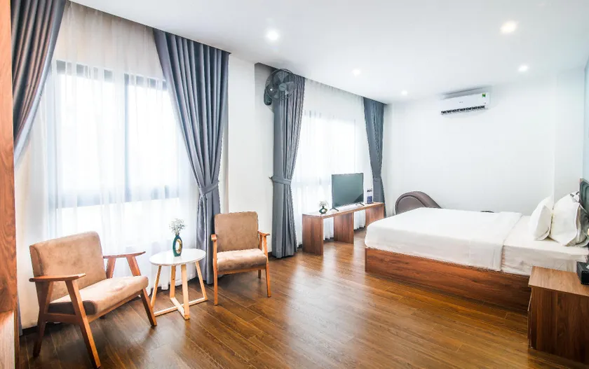 Grand Lee Hotel - Image 1