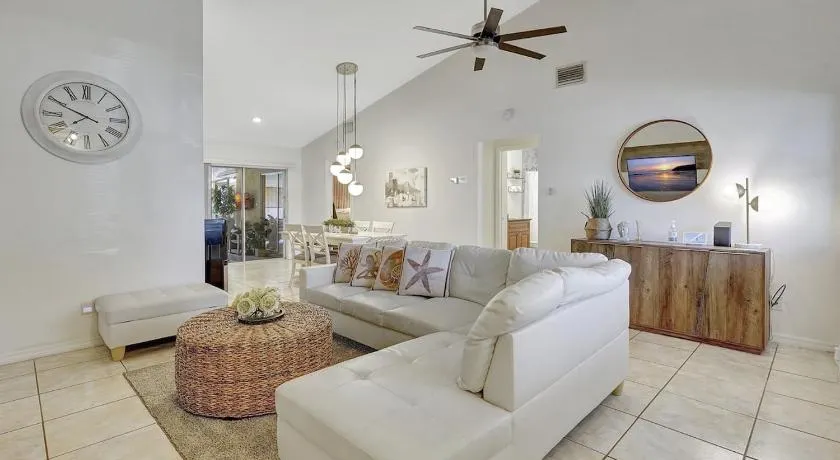 RARE FIND COASTAL COZY BRIGHT 2BR 2BATH HOME! 10MINS AWAY TO THE BEACH! - Image 1