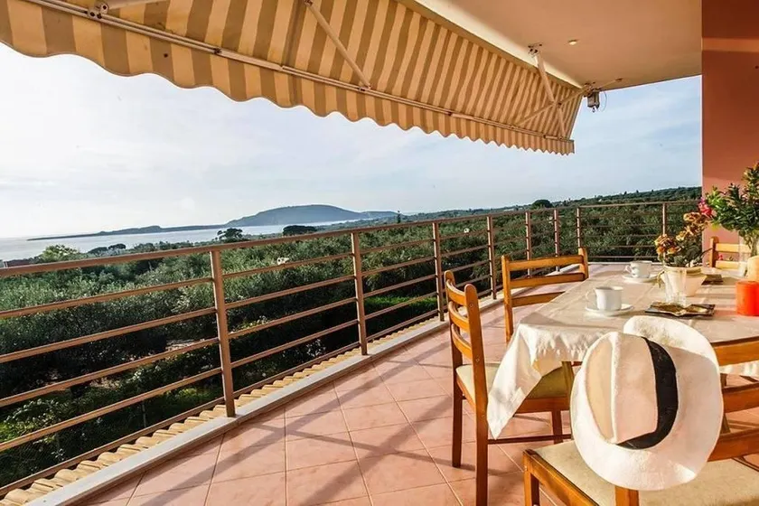 Magical sunset flat in an olive grove by the beach - Image 1