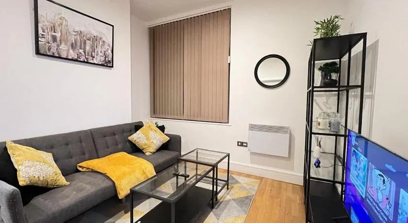 Cosy High Street Apartment 30 seconds from station - Image 1