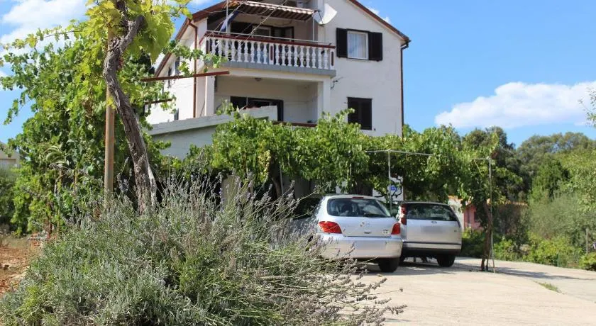 Apartment Ivy - Image 1