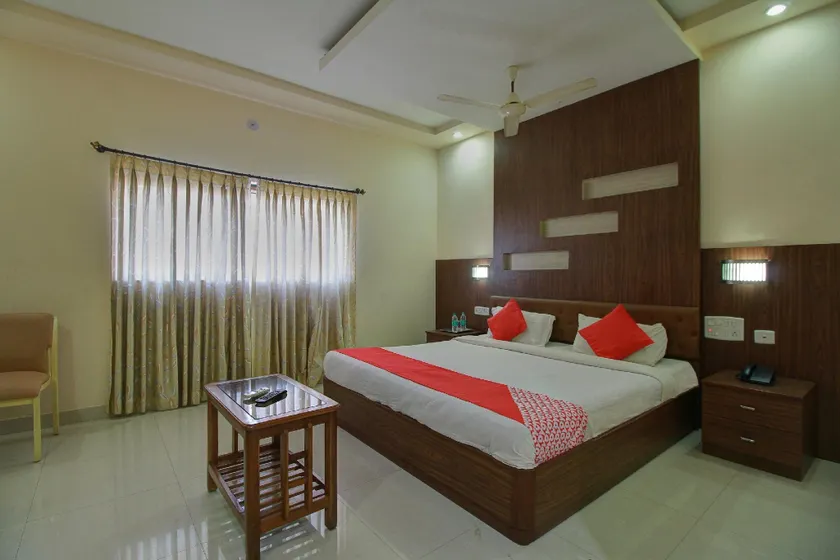 OYO Diana Hotel - Image 1