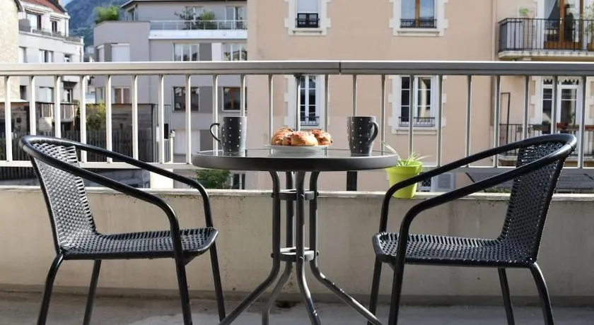 Studio plein centre, calme, parking inclus, piscine et gardien - Image 1