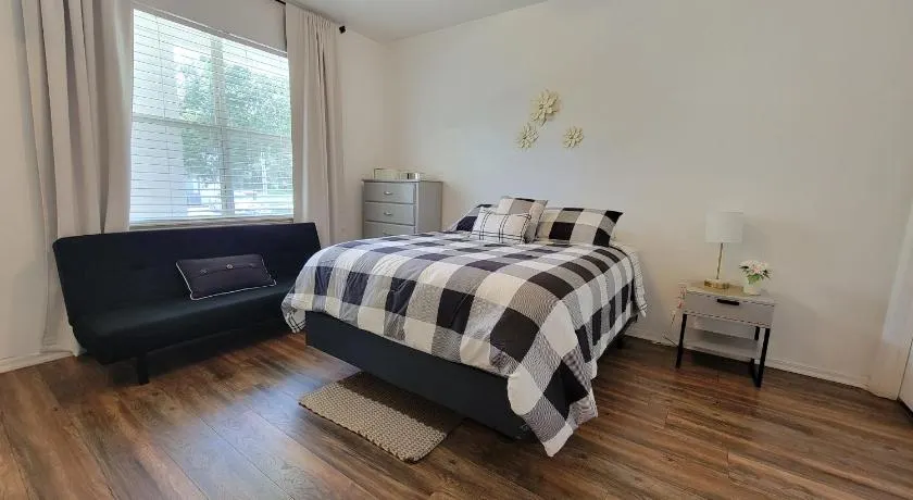 Spacious 2BR 2BA Suite - Walk to Mall & Hospitals - Image 1
