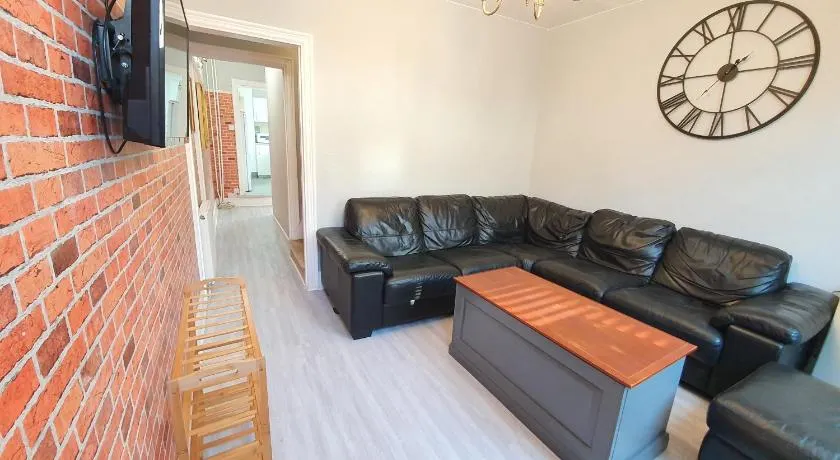 Wimborne House, 3BR, Airport, M1, 6 beds - Image 1