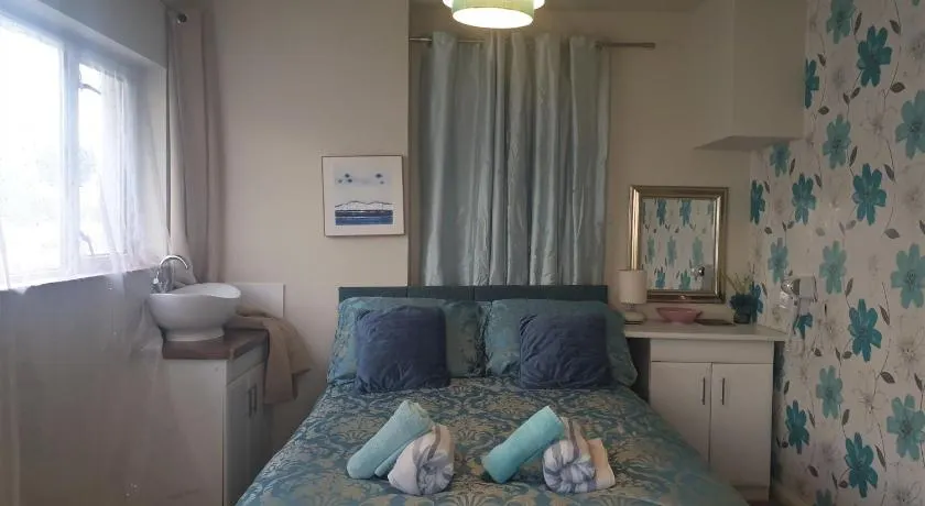Self Contained Rooms in Central Torquay - Image 1