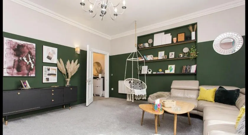 Grand Apartment in Historic Building with Free Parking - Image 1
