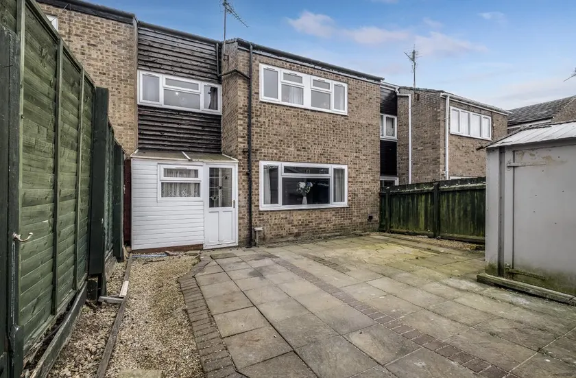 Spacious 4 Bedroom House private parking - Image 1