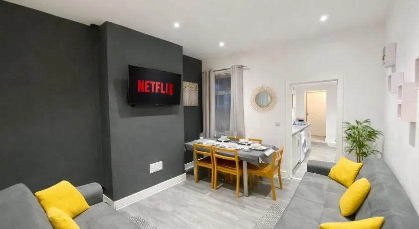 Emerald Living - Hanley, Stoke-on-Trent, sleeps 5, with free parking! - Image 1
