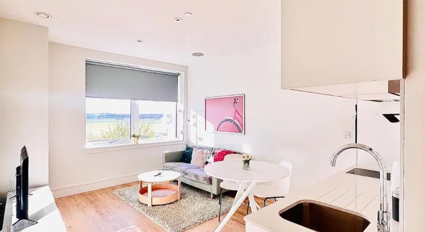 LUXX Apartment & Suites, London Heathrow Airport, Terminal 4, Piccadilly underground Train station nearby! - Image 1