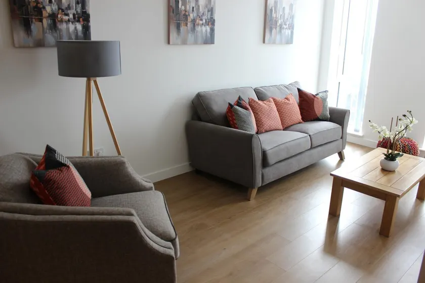 Deluxe Two bedroom in Central Bracknell - Image 1