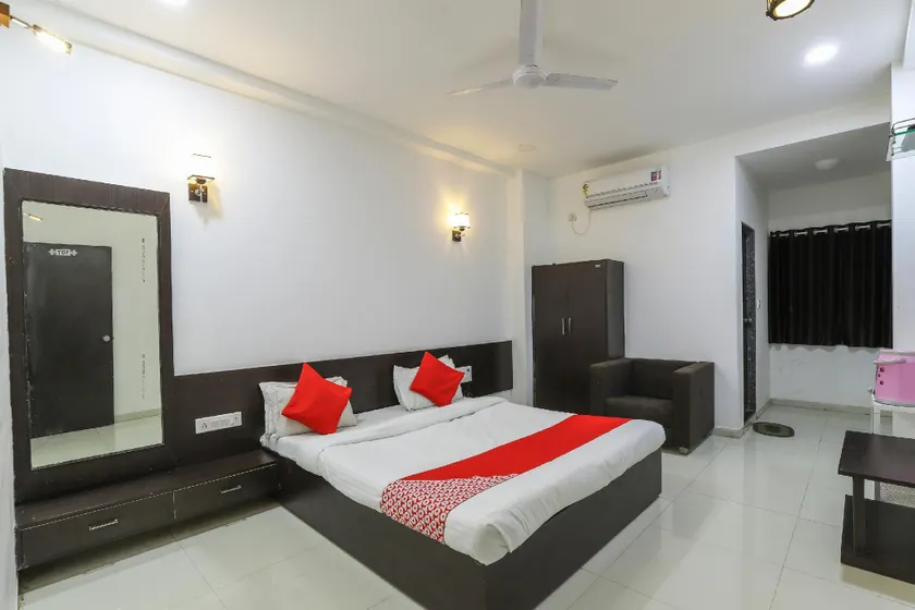 OYO 66151 Hotel 4 Way - Image 1