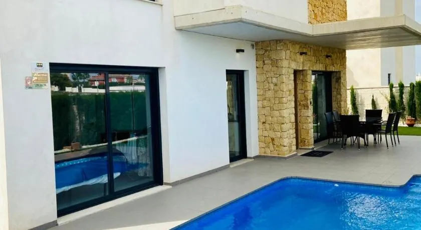Luxury villa with private pool - Image 1