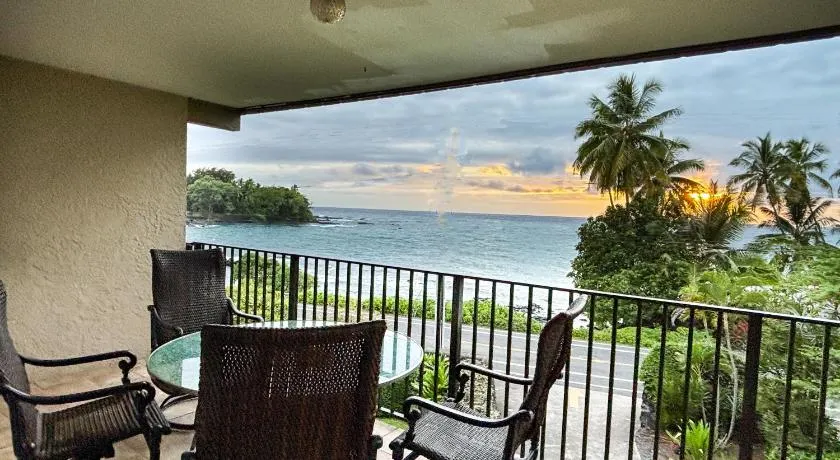 Blue ocean views, AC, 2B2B, Pool, 2 Min Magic sands Beach - Image 1