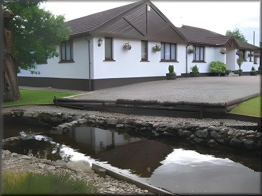 Distant Hills Guest House - Image 1
