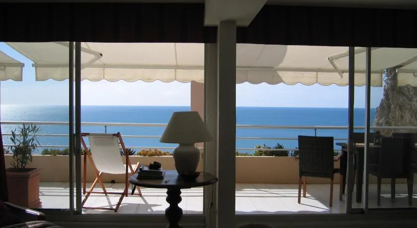 Luxury apartment facing the Mediterranean - Image 1
