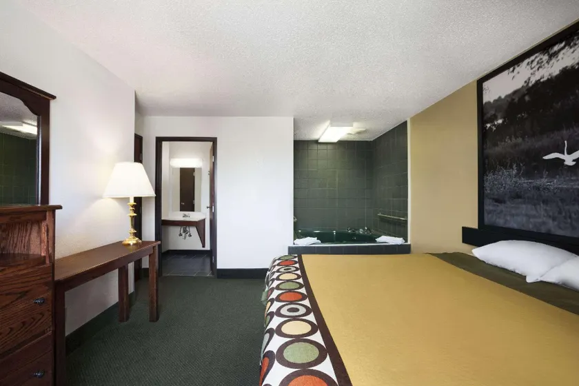 Super 8 by Wyndham Bowling Green - Image 1